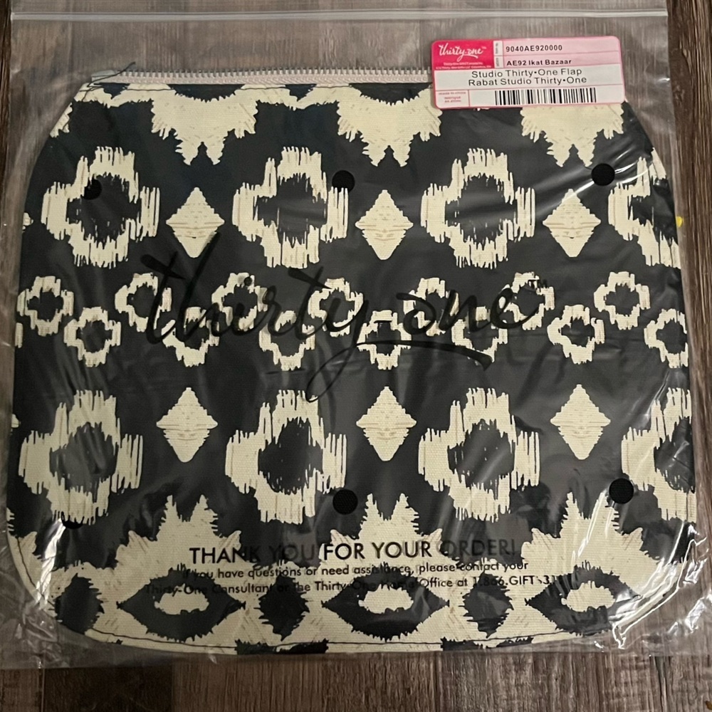 NIP! Thirty-One Black & Cream  Zip Flap IKAT Bazaar Compatible w/Studio bag.
